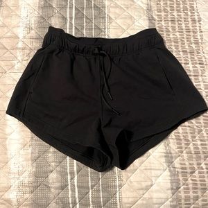 NWOT Lululemon Inner Glow High-Rise Short 3” Size 8
